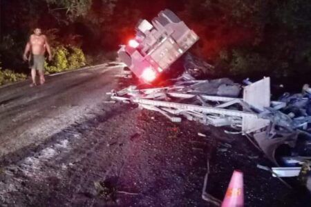 Vuelca tráiler en la carretera Mérida-Cancún