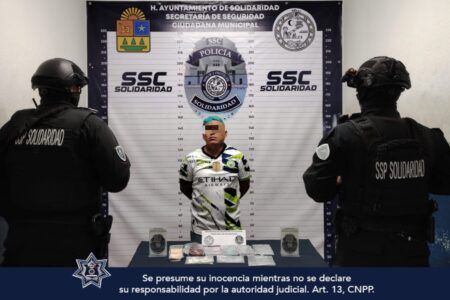Detienen a hombre con posible droga en la Quinta Avenida de Playa del Carmen