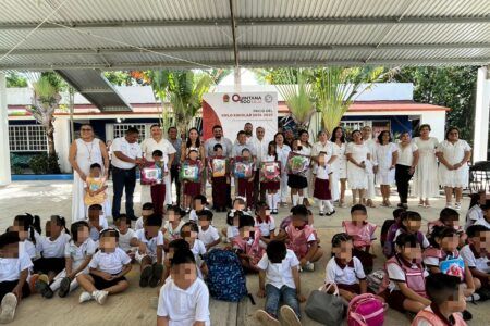 Estudiantes regresan a clases con domos que dignifican su educación