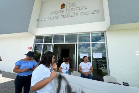 Madres acusan de corruptos a los jueces durante protesta
