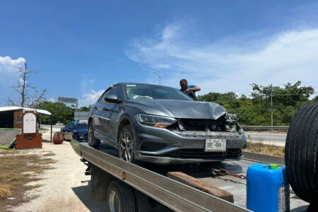 Volquete impacta un vehículo en Playa del Carmen