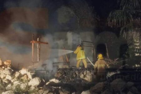 Consume incendio palapa en Felipe Carrillo Puerto
