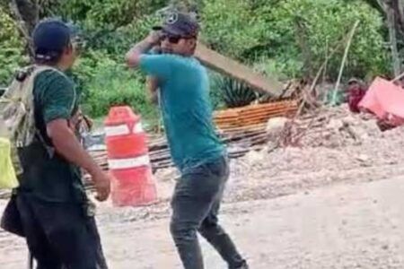 Trabajador del Tren Maya es golpeado en la cabeza durante altercado en Santa Elena