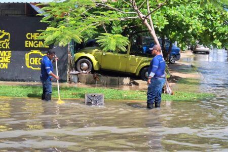 Rápida reacción de servicios públicos y bomberos ante lluvias en Solidaridad