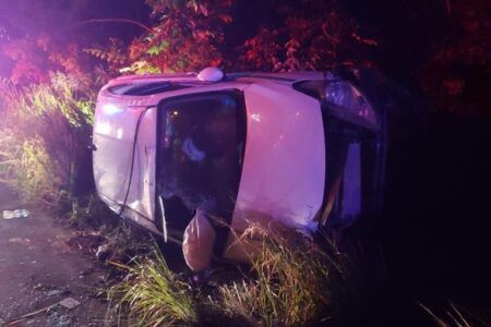 Taxista resultó lesionado tras volcadura en el fraccionamiento Arrecifes