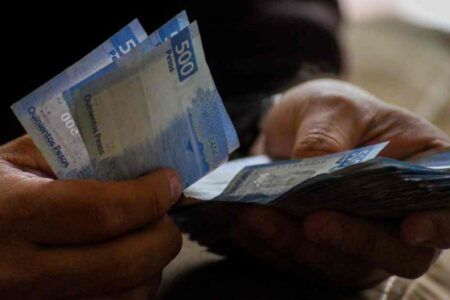 El peso mexicano cierra en 19.16 por dólar con una depreciación semanal del 3.9%