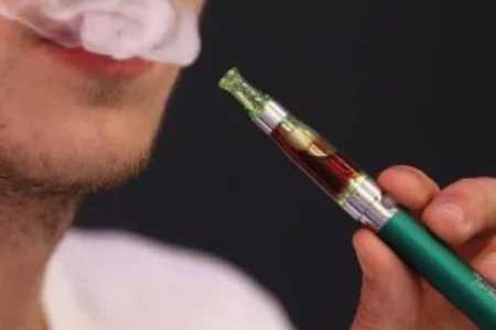 Combinar cigarro y vapeo cuadruplica el riesgo de cáncer de pulmón