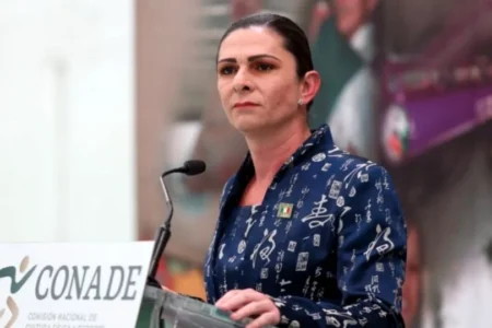 Exhiben a Ana Guevara tras viajar de París a México en clase Business con costo estimado de 160 mil pesos