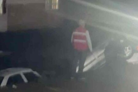 Desbordamiento de un río en el municipio mexiquense de Tejupilco arrastra autos y causa inundaciones
