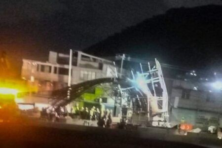 Colapsa estructura de trolebús elevado en la México-Puebla