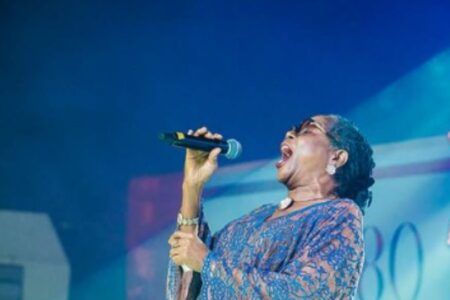 Muere legendaria cantante tras desplomarse en pleno escenario