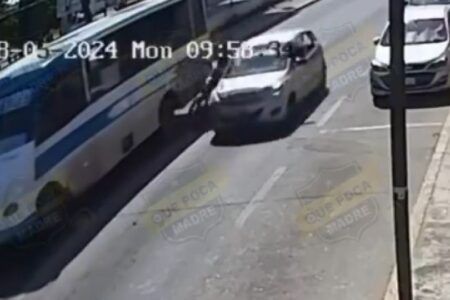 VIDEO | Motociclista intenta ganarle el paso a un camión y choca entre 2 vehículos