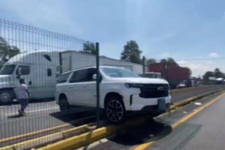 Automovilista embiste una reja con tal de no continuar en el bloqueo de la México-Puebla