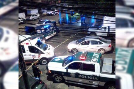 Ultiman a joven al exterior de La Casa de Toño