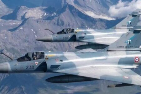 Chocan dos aviones del Ejército francés