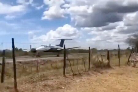 VIDEO | Captan momento exacto en que despega avión en donde secuestraron a “El Mayo” Zambada