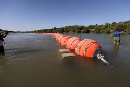 Texas seguirá la pelea para mantener la barrera de boyas en el río Bravo