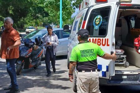 Una mujer y su hija fueron embestidas por un automóvil en la colonia Santa María de Chetumal