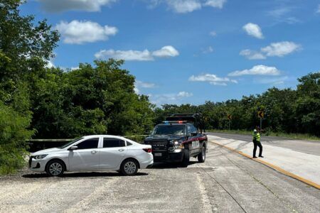 Hallan dos hombres maniatados y con huellas de violencia en la carretera Mérida-Cancún