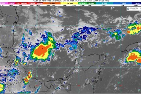 El desplazamiento de la onda tropical número 23 y la afluencia de aire húmedo en Quintana Roo