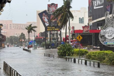 Inundaciones en diversos puntos del bulevar Kukulkán en la Zona Hotelera por el paso del huracán “Helene”