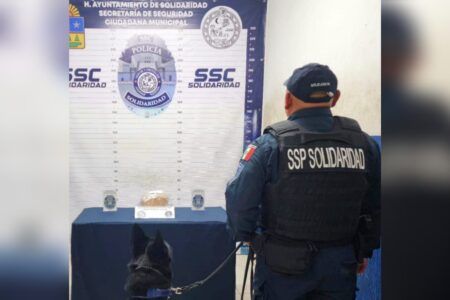 Policía Municipal de Solidaridad asegura envoltorio con posible droga en zona de playas
