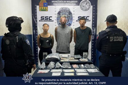 La Policía Municipal de Solidaridad asegura a tres personas, un arma de fuego, cartuchos y más de 80 dosis de posibles narcóticos