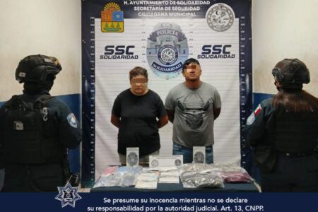Detienen a pareja en Solidaridad con más de 60 envoltorios de supuestos narcóticos