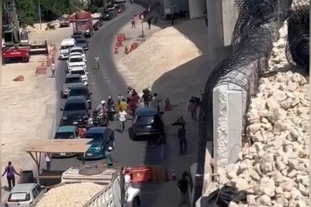Trabajadores del Tren Maya bloquean carretera en Chetumal exigiendo pago