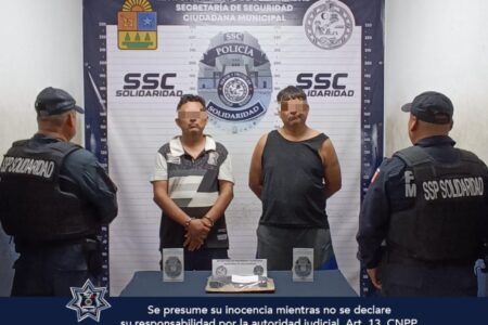 Policía Municipal de Solidaridad detiene a dos sujetos y asegura un arma de fuego en Villas del Sol