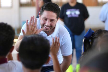 Lleva Renán Sánchez, programa de libretas escolares a estudiantes de Chetumal