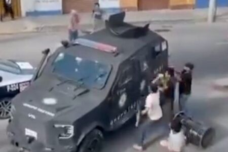 VIDEO | Linchamiento en Puebla desata enfrentamiento entre policías y pobladores
