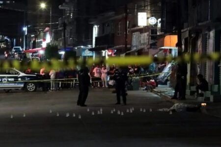 VIDEO: asesinan a un hombre mientras su hijo lo abrazaba