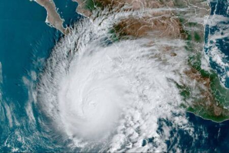 El huracán John se debilita y se convierte en tormenta tropical en Guerrero