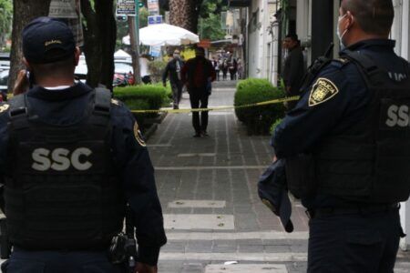 Rescatan a dos hombres atrapados en un elevador subterráneo en la CDMX