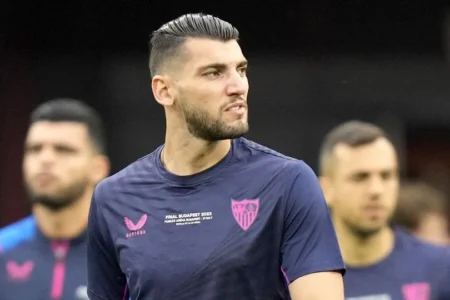 Detienen al delantero del Valencia Rafa Mir por presunta agresión sexual