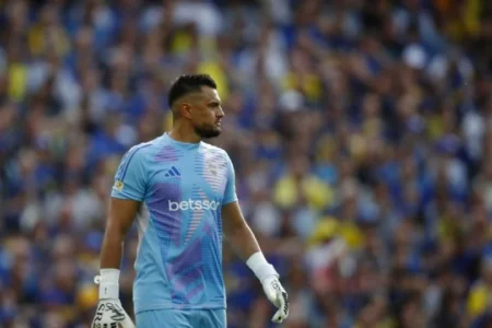 Boca Juniors suspende al portero ‘Chiquito’ Romero por encarar a aficionados tras la derrota ante River Plate