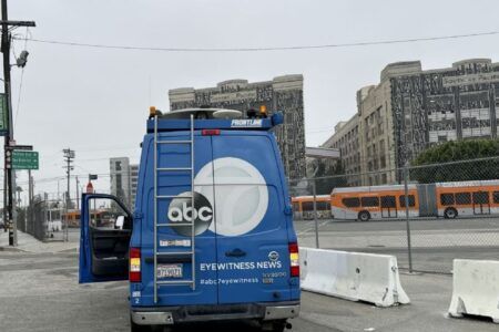 Sujeto armado secuestra un autobús en Los Ángeles y asesina a un pasajero