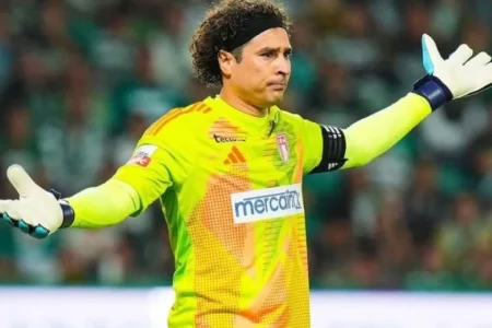 Memo Ochoa cuelga el cero, pero el AVS empata ante el colero de la Primeira Liga