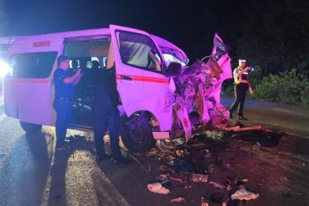 Accidente en carretera federal 307 deja varios heridos; van de pasaje choca con tractocamión