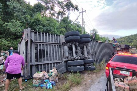 Pobladores realizan rapiña de productos de limpieza tras volcadura de tráiler en la “Curva del Diablo”