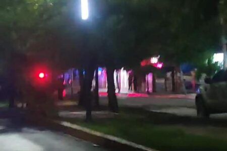 Disparan contra la fachada de un restaurante