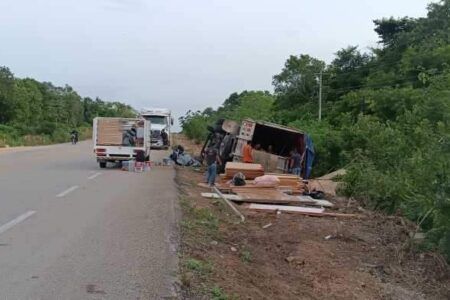 Accidente en la carretera federal 307 deja volcado a camión cargado de tabla roca