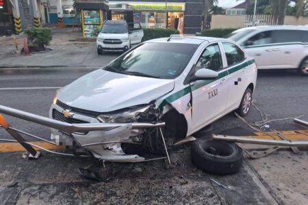 Accidente de tránsito en el bulevar Kukulcán: taxista huye tras colisionar