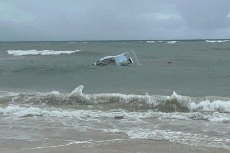 Embarcación se hunde en Coco Beach debido a fuertes vientos y oleaje