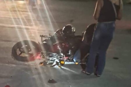 Aparatoso choque entre motociclistas deja dos lesionados en Chetumal