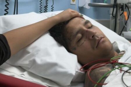 Christian Nodal es hospitalizado de emergencia y cancela conciertos debido a su estado de salud