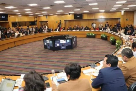 Diputados aprueba en comisión la reforma de “supremacía legislativa” impulsada por Morena