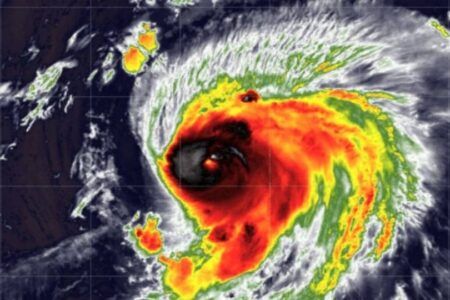Huracán Leslie se intensifica a categoría 2 en el Atlántico Central, sin peligro para México