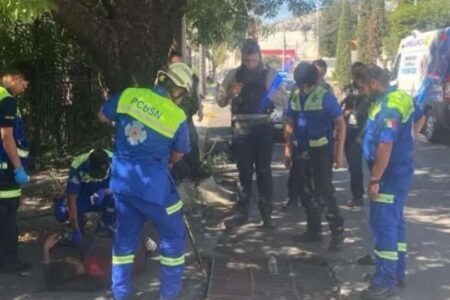 Un hombre, aparentemente con problemas de salud mental, fue rescatado este domingo tras permanecer dos días atrapado en una alcantarilla en San Nicolás, Nuevo León